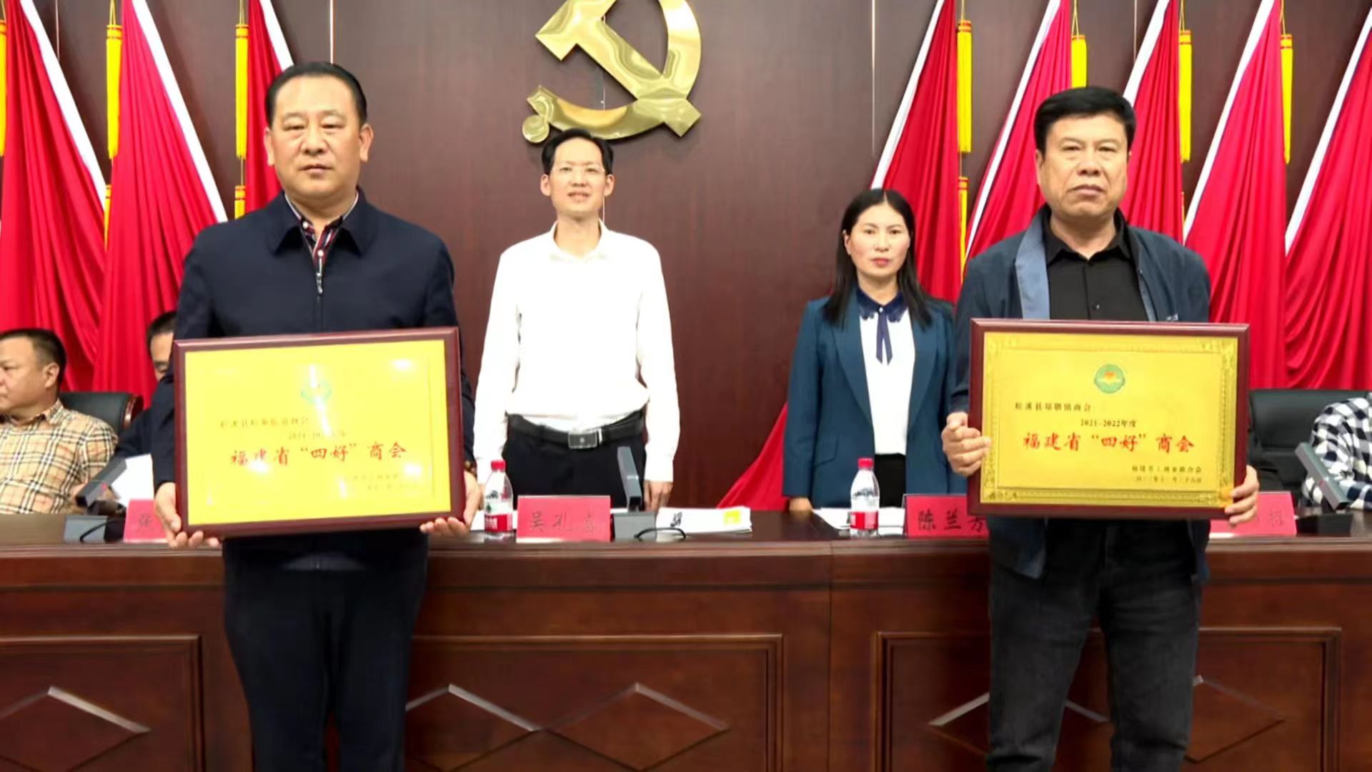 易順建工集團(tuán)董事長李易順作為松溪街道商會代表領(lǐng)取2021-2022年度福建省“四好”商會榮譽(yù)獎項(xiàng)。
